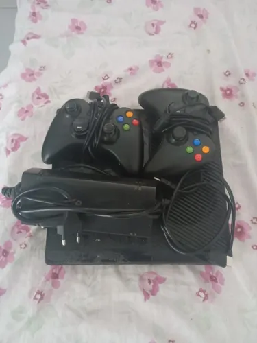 Xbox 360 desbloqueado, com dois controles e um jogo mídia física(fifa 18)