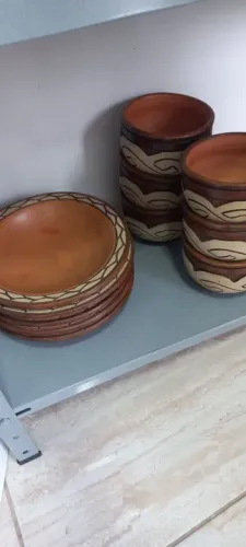 Jogo de tigelas e prato de cerâmica