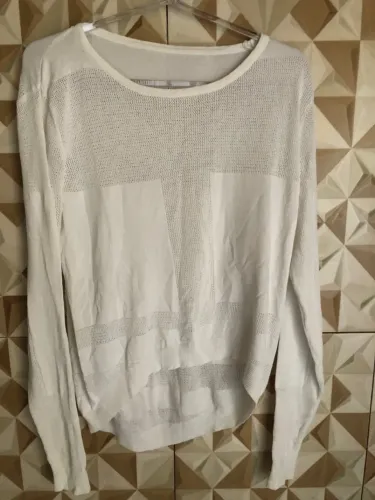 Blusa branca de tecido leve e confortável