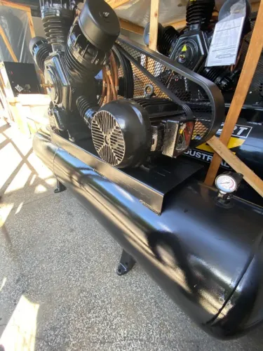  Compressor de Ar 60 Pés  Semi-Novo com 15HP 427L - W900