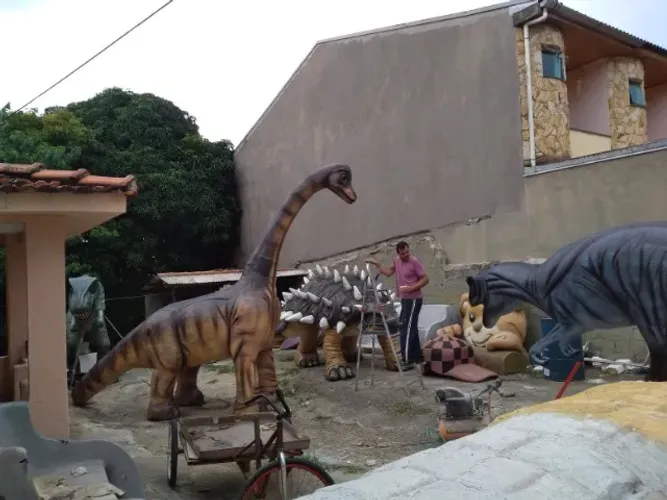 Dinossauros de Fibra de Vidro e outros bichos gigantes.