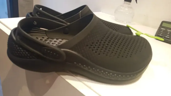 Crocs preta