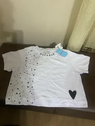 Camiseta cropped branca com detalhe e coração