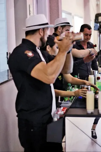 Vagas para Bartender com carro para eventos ( não precisa ter experiência ).