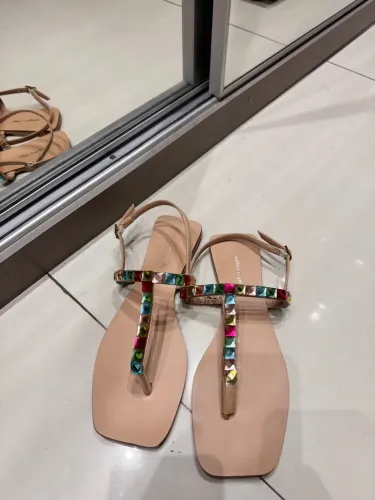 Sandália rasteirinha com detalhes coloridos