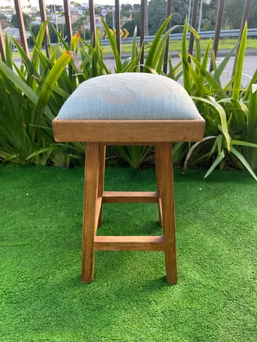 Banqueta de madeira com assento estofado