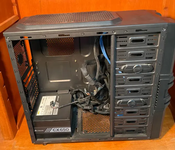 Fonte Gamer Corsair CX650 + Gabinete Aerocool Gamer Mid Tower STRIKE-X ONE EM ÓTIMO ESTADO