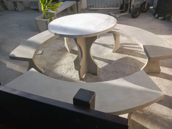 Conjunto de mesa e bancos em concreto