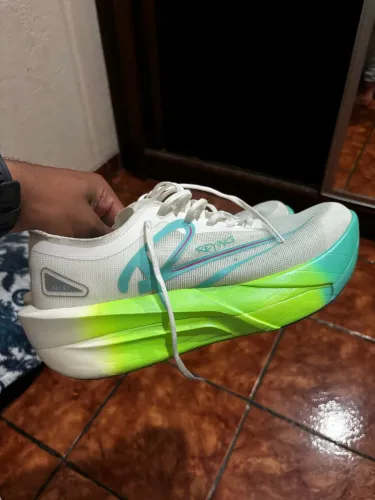 Tênis de corrida com placa