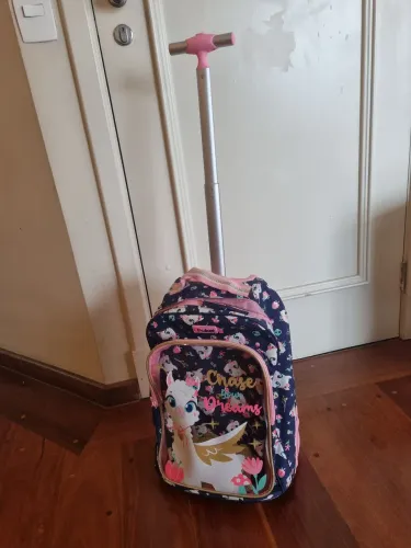 Mochila grande rodinhas infantil com estampa de lhama