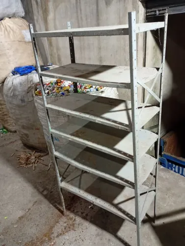 Prateleira usada de ferro 