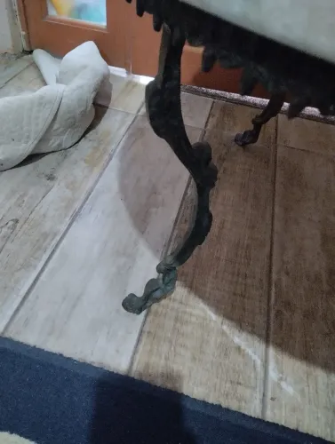 Mesa centro com tempo de mármore e estrutura de ferro forjado