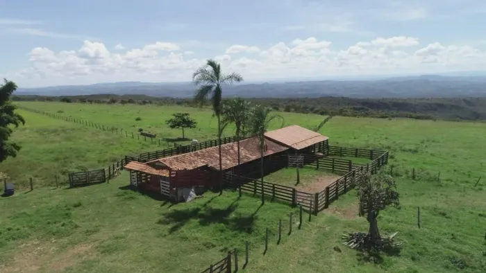Fazenda em Água fria de Goiás as margens do asfalto