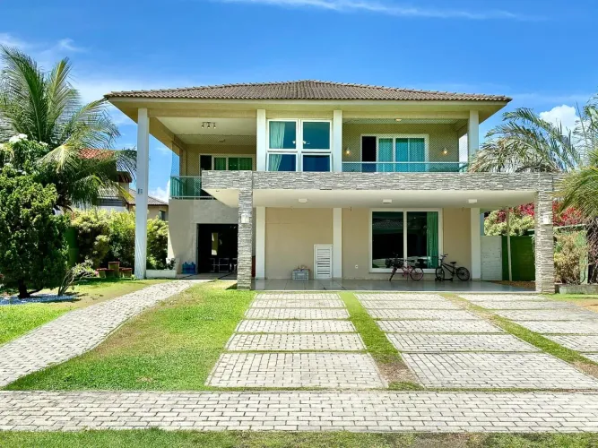 Disponível para você. Uma residência em lote único de 638m | Semi mobiliada.