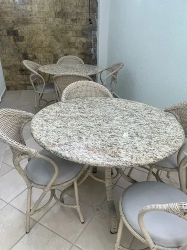 2 CONJUNTO DE MESAS COM TAMPOS EM GRANITO E 8 CADEIRAS