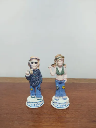Estatuetas de casal hippie, em resina - 02 peças - 10cm de altura