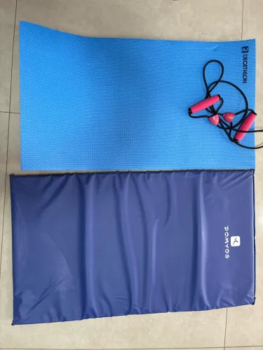 Tapete ginástica e corda elástica
