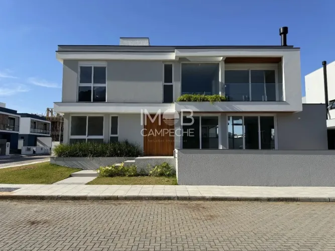 Casa com 4 dormitórios (3suítes), 227,29m² de área construída, à Venda no Rio Tavares