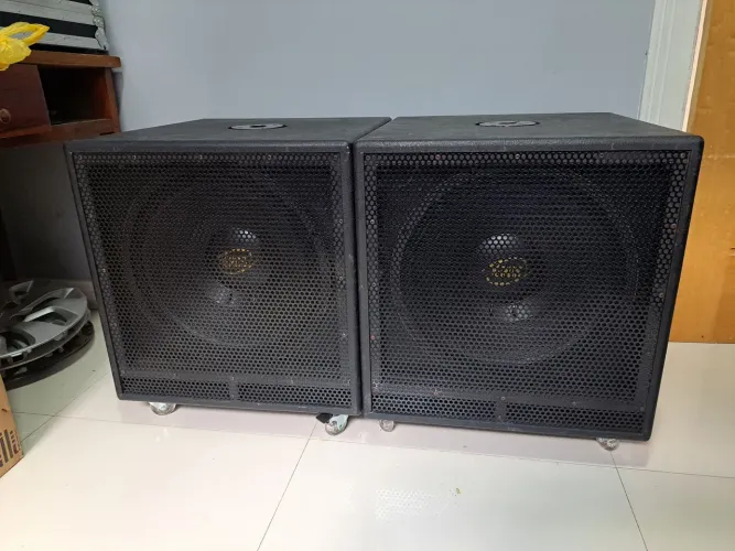 Vendo dois sub grave de 15p com potência de 3000w
