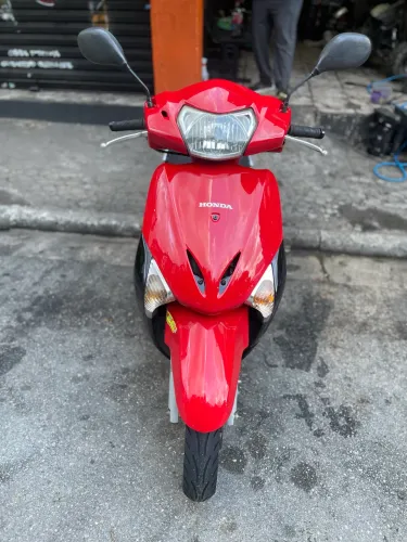 Lead 110 muito conservada 