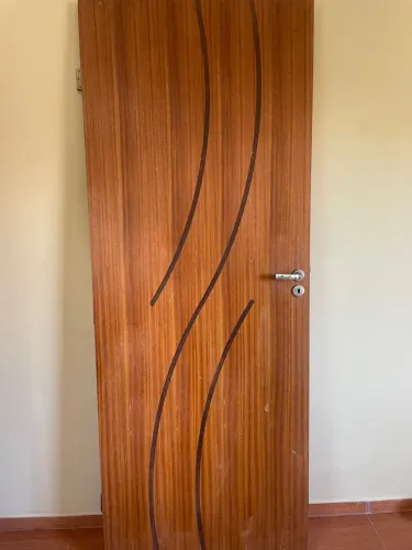 Porta de Madeira com Design Moderno