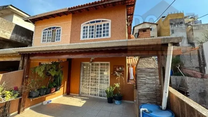 Casa comercial à venda em Taboão da Serra-SP: 2 quartos, 1 suíte, 2 salas, 1 banheiro, 2 v