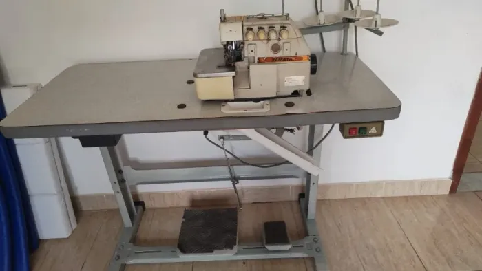 Maquina industrial Overlok Yamata