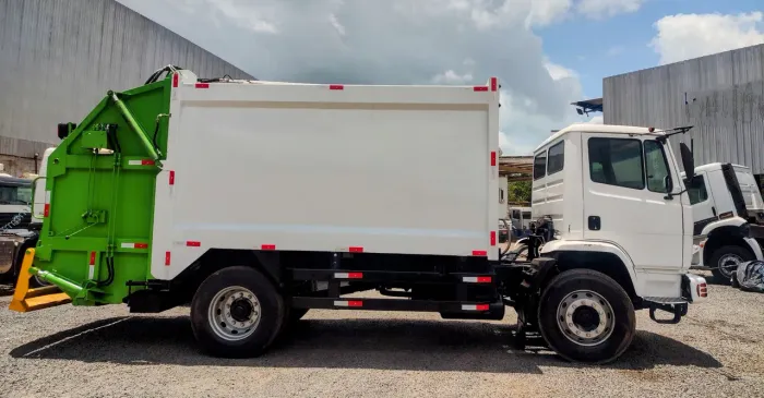 Mercedes Benz 1718 ANO 2010 COMPACTADOR 