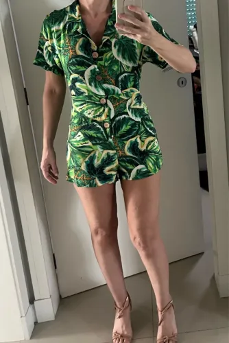 Macacão Colcci curto estampado floral tropical