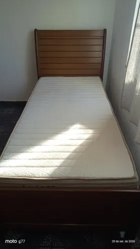 Cama de solteiro com colchão, semi novo