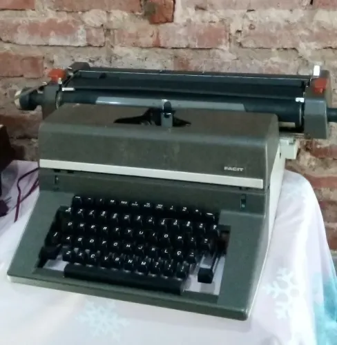 Maquina de escrever facit