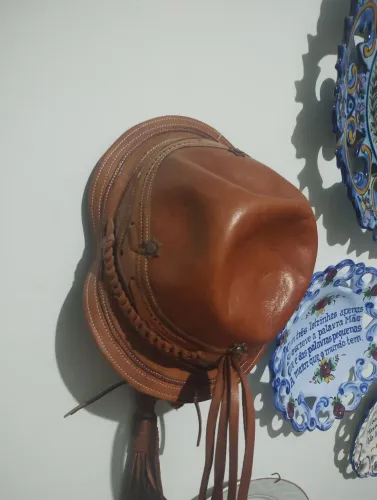 Chapéu de couro infantil