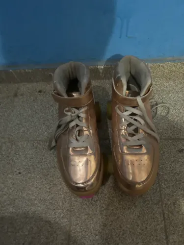 Patins 4 rodas de led.
