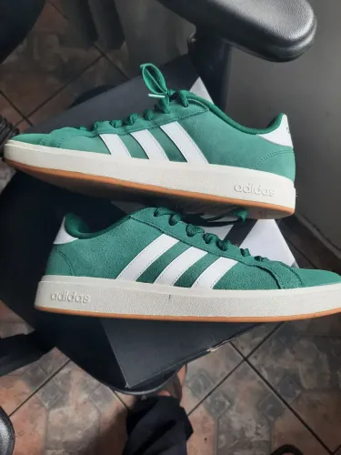 Tênis Adidas original semi novo 