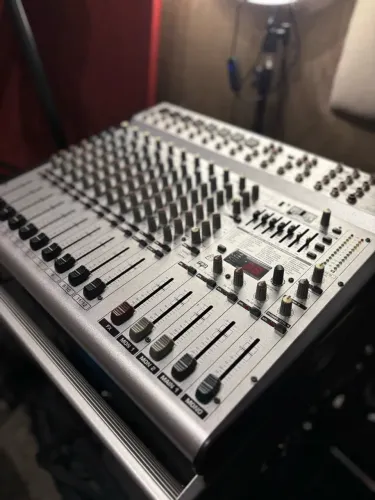 Mesa De Som Amplificada Behringer Europower PMH3000 16 Canais