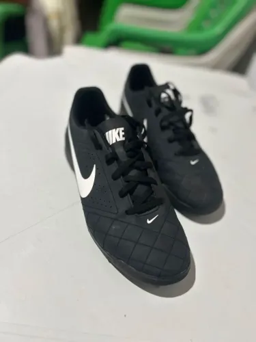 Chuteira Nike, tamanho 39, nova.