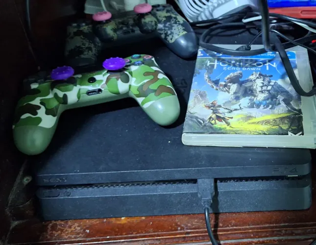 PLAYSTATION 4