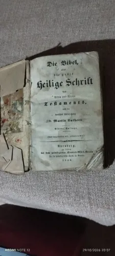 Biblia alemã do século 19. Escrito em antigo alemão gótico. Verdão de Martinho Lutero