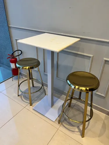 Conjunto Mesa Bistrô + 2 Banquetas Douradas