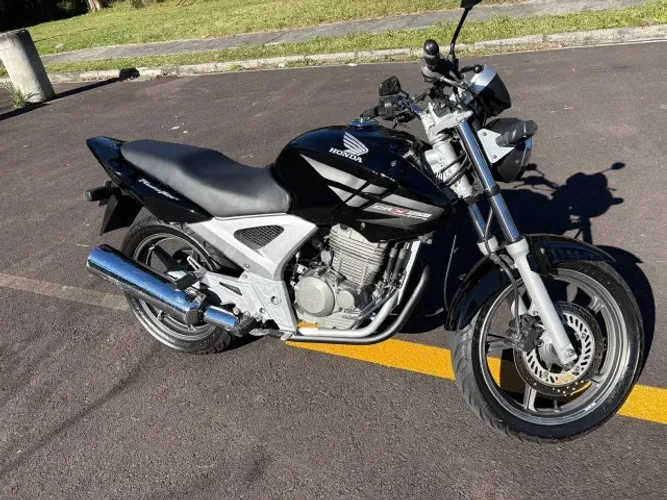 Honda CBX 250 Twister 2008, na cor preta, muito bem conservada e com baixa quilometragem