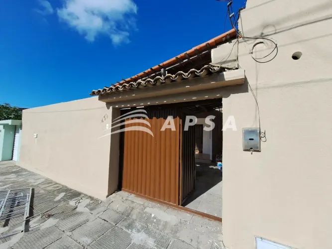 CASA DE ESQUINA PARA ALUGUEL, EM EXCELENTE LOCALIZAÇÃO, A APENAS UMA QUADRA DA PRAIA. O IM