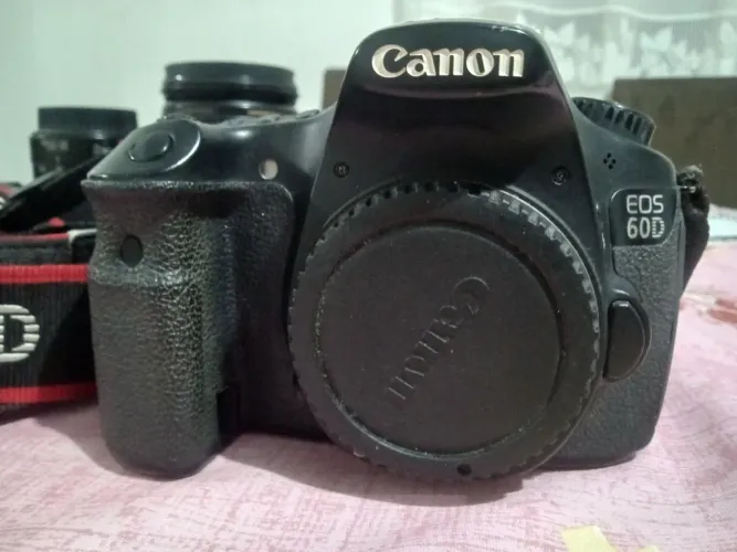 Câmeras fotográficas Canon 60D + lente 24-105