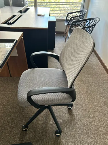 Cadeira para escritório cinza.