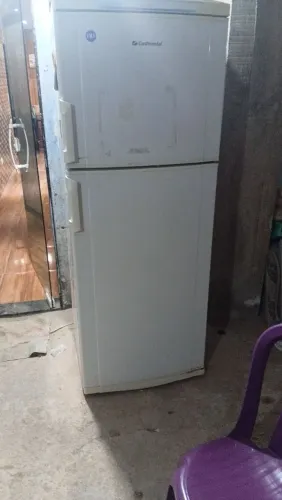 Vendo uma geladeira continental funcionando perfeitamente valor 500 reais
