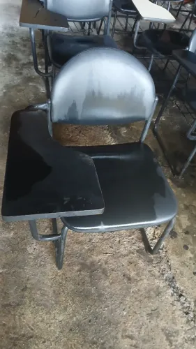 Cadeiras universitárias usadas