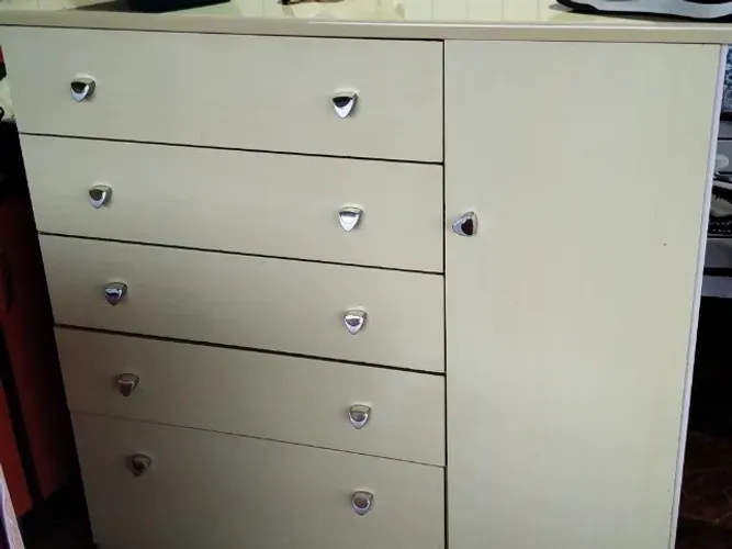 Vende se uma cômoda em bom estado!!