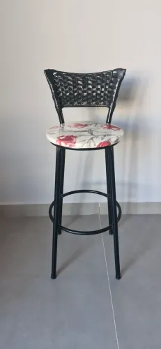 Lindas banquetas altas com encosto preto em Ratan e assento redondo floral