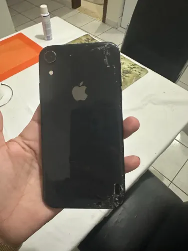 Celular XR com tela traseira trincada