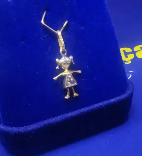 Pingente Menina Moça Saia de Pedras Ouro 18 Kilates Peso 0.80 Grama 16 mm                 