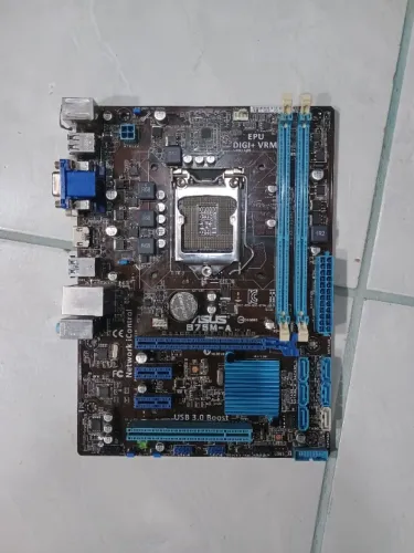 placa mãe b75 a com defeito liga mais não da vídeo bem conservada